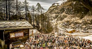 &laquo;The Gardener & The Tree&raquo; auf einer Newcomer-B&uuml;hne des Zermatt Unplugged.