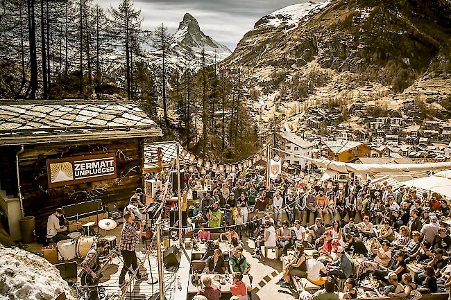 «The Gardener & The Tree» auf einer Newcomer-Bühne des Zermatt Unplugged.
