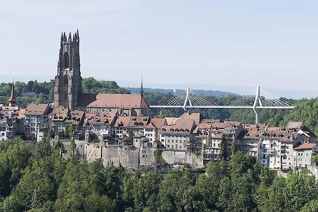 Protest gegen Pensionskassenreform: 200 Angestellte der Stadt Freiburg legten am Dienstag für eine Stunde ihre Arbeit nieder. 600 Staatsangestellte im ganzen Kanton wollen am 20. Februar demonstrieren oder gar streiken. (Bild: Stadt Freiburg, Schweiz)