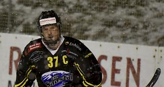 Jonas Anthamatten und der siegreiche EHC Saastal.