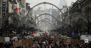 Laut Polizeiangaben demonstrierten am Donnerstag rund 12 500 Jugendliche auf den Strassen Br&uuml;ssels.