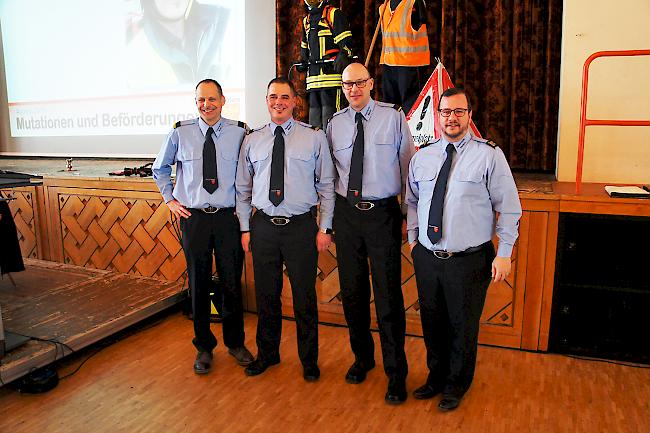 Stabsübergabe bei der Feuerwehr Naters (v.l.): Alt-Kommandant Christian Grand, Adi Minnig, neuer Kommandant Stellvertreter sowie der neue Kommandant Yvo Eyholzer und Kommissionspräsident Philipp Matthias Bregy.
