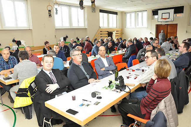 Die DV im Gemeindesaal von Bratsch war gut besucht. Und mit Nationalrat Franz Ruppen und Ständerat Beat Rieder waren auch zwei Oberwalliser Bundesparlamentarier vertreten.