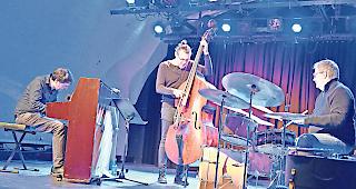 Packend. Der Leuker Hans-Peter Pfammatter, der Freiburger Patrice Moret und der Briger Norbert Pfammatter am Freitagabend im Oberwalliser Kellertheater: Packend war, was dieses Trio bot.