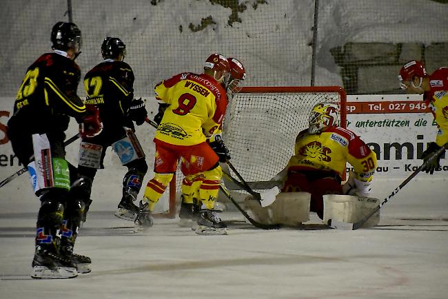 Viel Verkehr vor HC-Siders-Goalie Remo Giovannini. Der Oberklassige hatte in Saas-Grund heikle Momente zu überstehen.