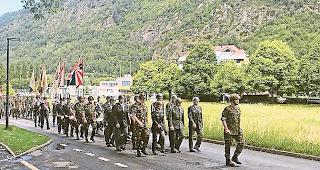 In der Ehrenkompanie von Glis, Gamsen und Brigerbad kommt  der Tarn&shy;anzug 90 oft zum Einsatz.