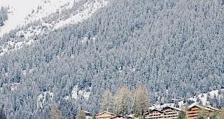 Vom Kanton bevogtet. Die Gemeinde Bagnes mit Aush&auml;ngeschild Verbier &ndash; nicht nur Glanz und Glamour, sondern viel Wilder Westen. (Archivbild)