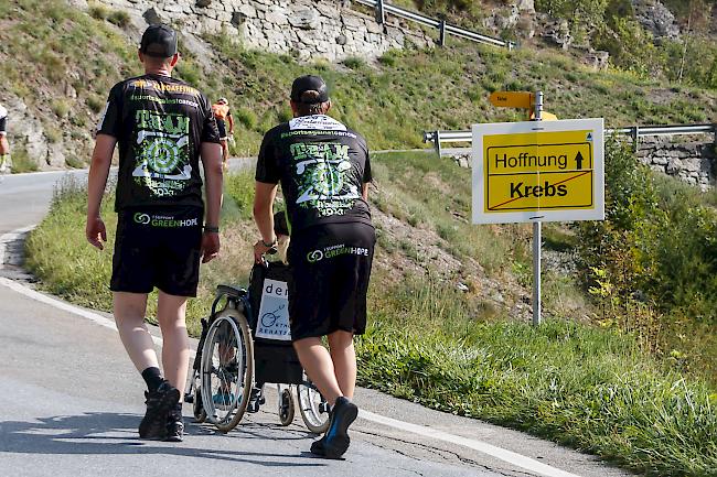 Auch zu Fuss sind die Teilnehmer hinauf auf die Moosalp unterwegs.