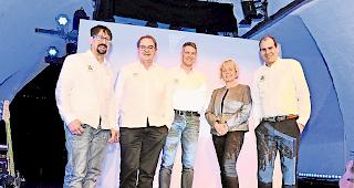 Engagement gegen Krebs. Bei der Pr&auml;sentation im Briger Kellertheater: Dean Henzen, Dr. Reinhard Zenh&auml;usern, OK-Pr&auml;sident Patrick Gruber, Heike Bruchertseifer und Ren&eacute; Wellig (von links) vom Spendenverein B&auml;rg&uuml;f.