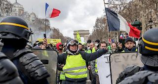 &laquo;Gelbwesten&raquo; protestieren am Samstag auf der Champs Elysees. Der Verletzte ist laut einem Augenzeugen ein Fotograf der der Bewegung.