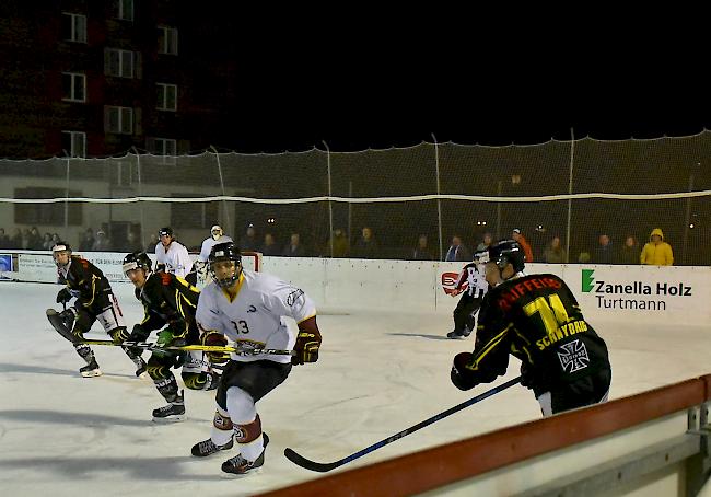 Der EHC Saastal und Aaron Schnydrig (rechts) gewannen ihr Heimspiel gegen Genf-Servette II souverän.