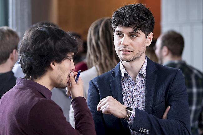 Luzian Franzini, Co-Präsident Zersiedselungsinitiative (rechts) und David Müller, Junge Grüne unterhalten sich am Abstimmungssonntag.