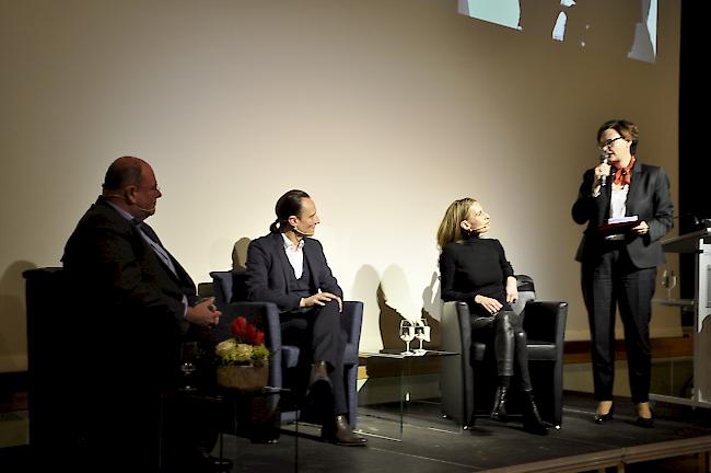 Das 21. Raiffeisen Forum (von links) Walter Kohl, Adrian Arnold, Katja Gentinetta und Carmen Zenklusen.