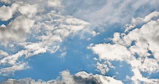 Wirken lassen. Den Blick gen Himmel richten und die Wolken wirken lassen &ndash; immer wieder anregend. Archivbild wb