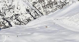 Zerst&ouml;rt. Nach dem Lawinenniedergang blieben vom Kummelift &shy;lediglich der Beton- und der Unterbau stehen.