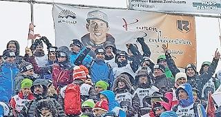 Im Zielraum eines Weltcuprennens erh&auml;lt Ramon lautstarke Unterst&uuml;tzung seiner Fans.