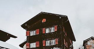 Das Pfarrhaus in Bellwald wird verkauft.Foto zvg