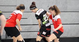 UHC Visper Lions. Im letzten Heimspiel der Saison gewinnen die 1.Liga-Damen ihr Heimspiel gegen La Chaux-de-Fonds mit 10:3.