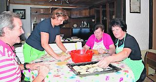 Packen mit an (von links): Ulrich &shy;Zurbriggen, Marlies Zurbriggen, Alice Zurbriggen und Anita Zurbriggen.&nbsp;