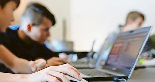 Modellwechsel. Oberwalliser Firmen rekrutieren Mediamatiker jetzt selbst. (Symbolbild)