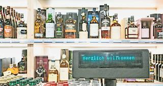 S&uuml;chtig. &laquo;Schnaps r&uuml;hre ich fast nie an. Vielleicht, weil meine Mutter daran zugrunde geht.&raquo;