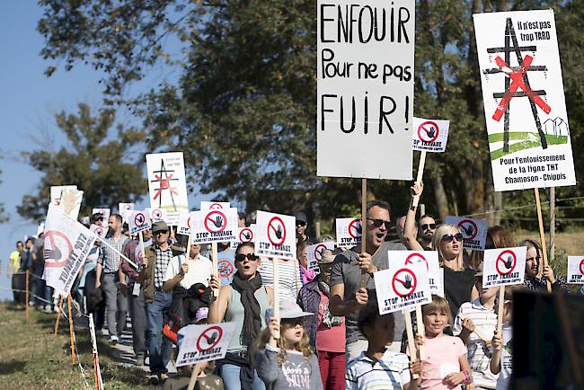 250 Menschen demonstrieren im vergangenen Oktober gegen den Bau der Hochspannungsleitung Chamoson-Chippis. 