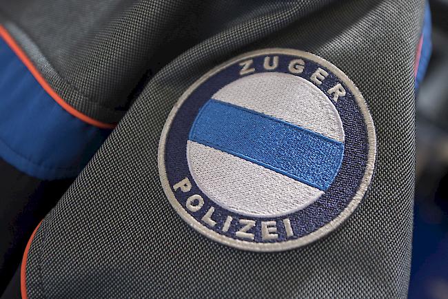 Mitarbeitende der Zuger Polizei stiessen bei Hausdurchsuchungen in zwei Wohnungen in Zug auf grosse Mengen an Chemikalien. 