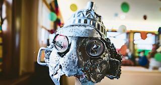 Blechern. Dieses Exemplar blickt aus der Dose und wird von den G&auml;sten besonders oft geknipst.