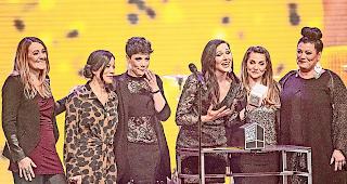 &Uuml;berw&auml;ltigt. &laquo;H&auml;rz&raquo; mit der Oberwalliserin Deborah Seiler (Dritte von links) am Samstagabend mit ihrem &laquo;SMA-Award&raquo; im Luzerner KKL: &uuml;berw&auml;ltigt.