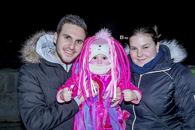 Mevludin (25), Ilma (2,5) und Fadila (25) Camdzic, Visp.