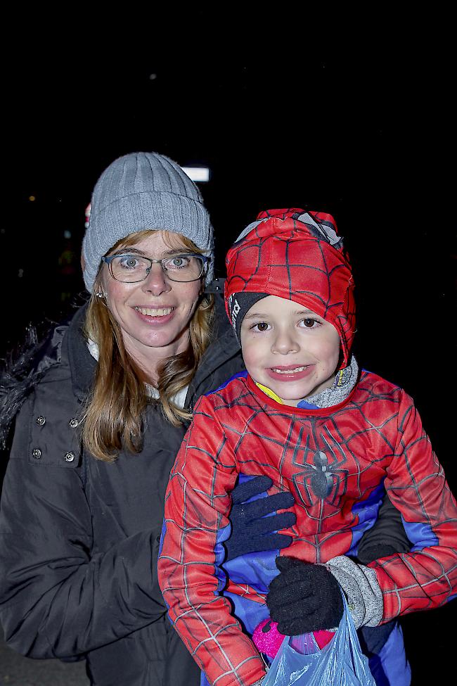 Silvia (49) und Marvin (7) Bader, Steg.