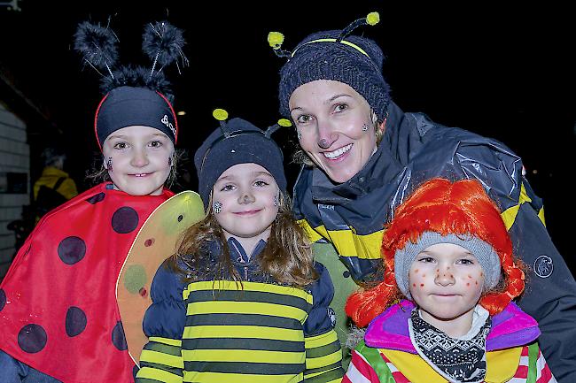 Lavinia (7), Fadrina (5), Silvana (39) und Madlaina (3) Ambord, Steg.