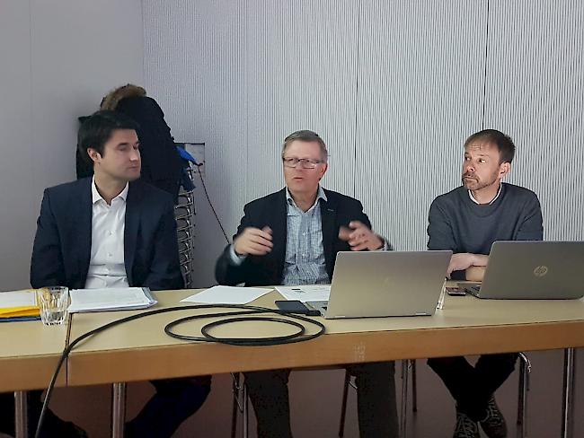 Zuversichtlich. Rechtsanwalt Aron Pfammatter, Unternehmensberater Marcel Friberg und der Laxer Gemeinderat Urs Perren (v.l.) sind überzeugt, dass ein Ferienresort auf der Laxeralp die Wertschöpfung in der Region ankurbelt.