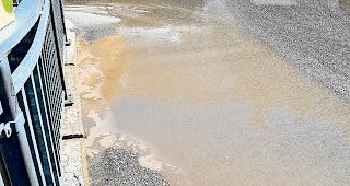 Stark beansprucht. Spikereifen und Baustaub sorgen auf den Zermatter Strassen f&uuml;r unsch&ouml;ne Bilder.