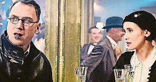 Ideal besetzt. Lars Eidinger als Bertold Brecht &ndash; hier mit Peri Baumeister in der Rolle der Elisabeth Hauptmann &ndash; wurde als &laquo;ideale Besetzung&raquo;  der Rolle des Dichters in &laquo;Mackie Messer &ndash; Brechts Dreigroschenfilm&raquo;  gew&uuml;rdigt.