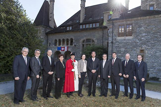 Staatsratspräsidentin Esther Waeber-Kalbermatten und der Vizepräsident der Regierung, Roberto Schmidt, wurden begleitet von Philipp Spörri, Staatskanzler, Anne-Marie Sauthier-Luyet, Grossratspräsidentin, Lionel Seeberger, Präsident des Kantonsgerichts, Nicolas Dubuis, Generalstaatsanwalt, Pierre Berthod, Stadtpräsident von Siders, Cédric Pugin, Burgerpräsident der Stadt Siders und Jean-Marie Viaccoz, Präfekt des Bezirks Siders.