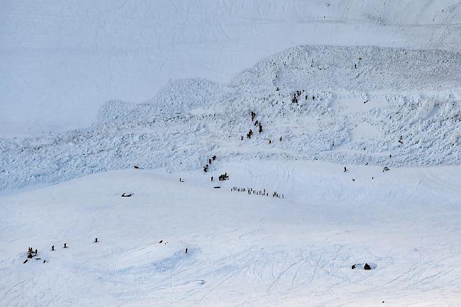 Retter nach Lawinenniedergang in Crans-Montana an der Arbeit.