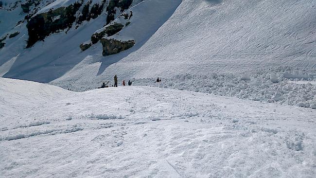 Retter nach Lawinenniedergang in Crans-Montana an der Arbeit.