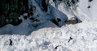 Am Dienstagnachmittag riss eine Lawine in Crans-Montana mehrere Personen mit.