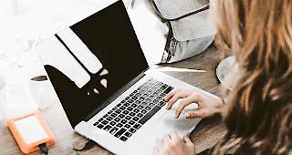 Ein Impulsprogramm soll Schulen bei der Digitalisierung helfen.