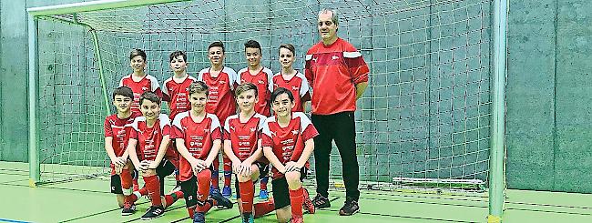 Die U13 aus Brig-Naters mit Trainer Arnold Cicognini.