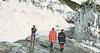 Gewaltig. Die Schneemassen entlang der Kantonsstrasse t&uuml;rmten sich meterhoch. Die Route blieb w&auml;hrend sieben Tagen gesperrt.