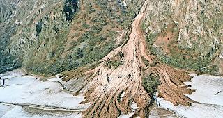 Bis ins Rhonetal. Nassschneelawine bei Fully.