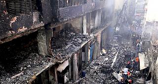 Trag&ouml;die. Durch einen Gro&szlig;brand in Bangladeschs Hauptstadt sind viele Menschen gestorben. Mindestens f&uuml;nf H&auml;user, in denen Chemikalien gelagert wurden, fingen Feuer.
