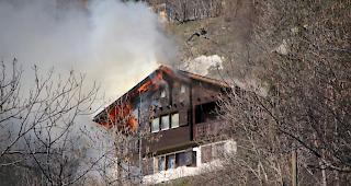 Brandausbruch im Dachgeschoss. Mehrere Einsatzkr&auml;fte waren vor Ort, um das Feuer zu l&ouml;schen.