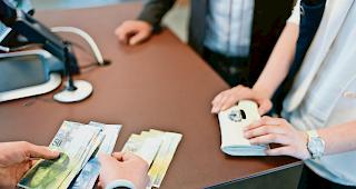 Klare Grenzen. Kunden k&ouml;nnen beim Abheben von Bargeld am Schalter zwar sensibilisiert, deren Entscheid muss aber respektiert werden. (Themenbild)