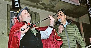 Offiziell. F&uuml;rstgraf Jozzelin XI. betrachtet stolz das Schwert, Symbol der Macht, &uuml;bergeben von Gemeinderat Pascal Salzmann.Foto WB