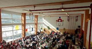 Vollbesetzte Turnhalle mit zahlreichen Fasn&auml;chtlern am diesj&auml;hrigen Risottofest in Gondo.