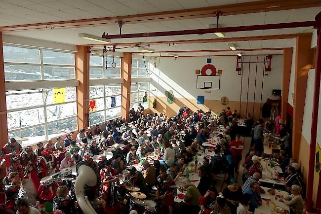 Vollbesetzte Turnhalle mit zahlreichen Fasnächtlern am diesjährigen Risottofest in Gondo.