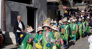 Viele kleine &laquo;Maschgini&raquo; waren am Samstag in Naters zu sehen.